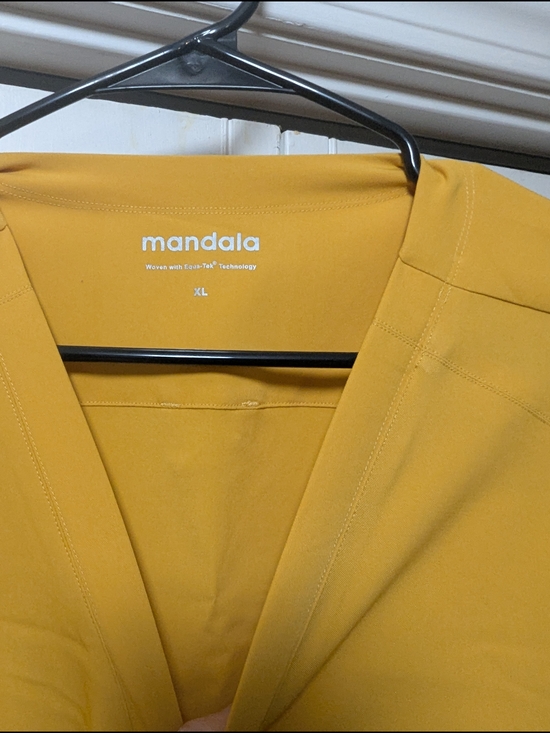 Mandala Men’s Mustard Yellow Scrub Top - V-Neck Pocket - Picture 3 of 7